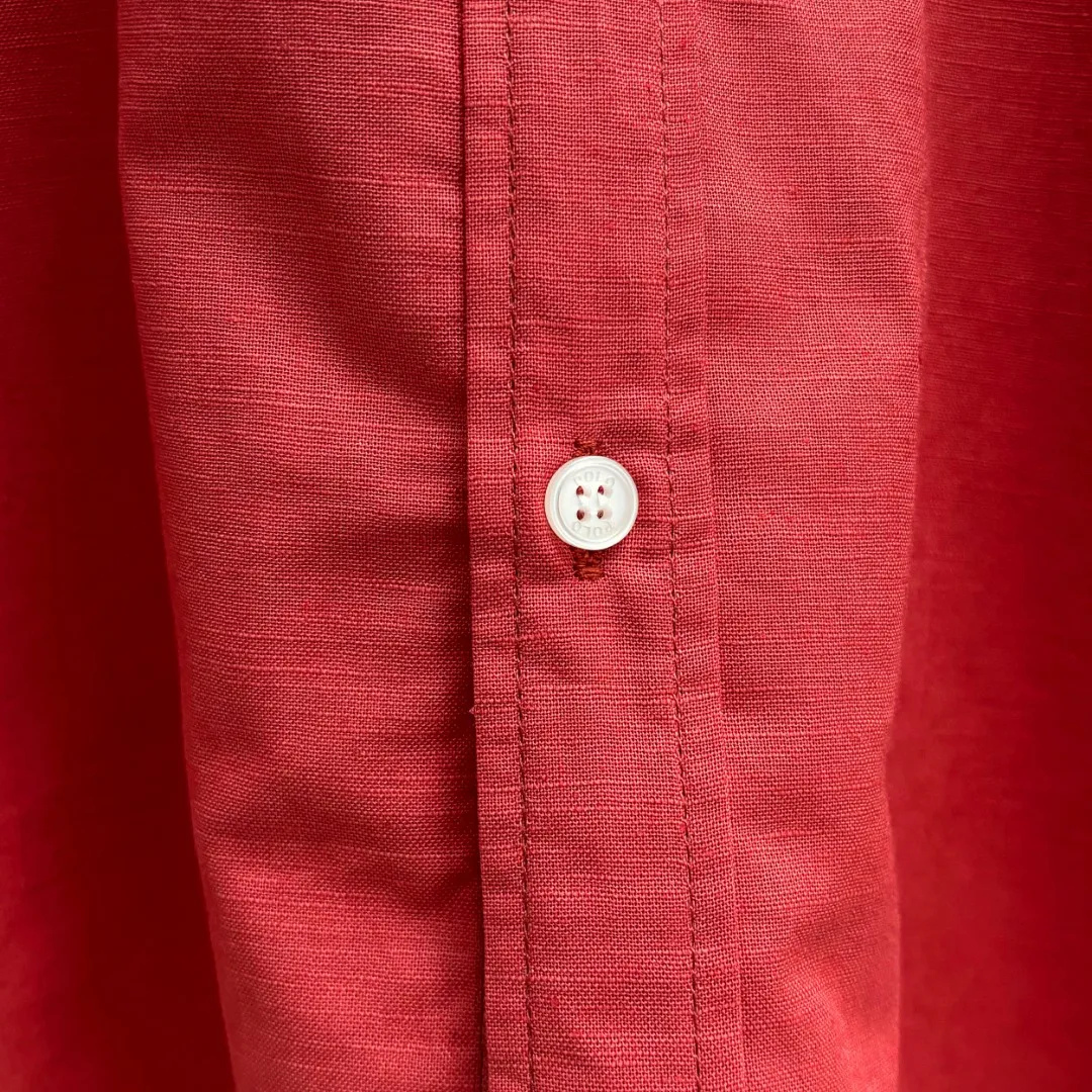 🅿️220 Ralph Lauren/Ralph Lauren early autumn linen embroidered shirt is made of custom-made natural plant fiber linen fabric with a unique bamboo texture. It has a simple and simple beauty. It has a loose fit and a three-dimensional upper body. The lines are smooth and natural. From the shoulder line to the waist line to the hem, the line transition is smooth. There are no unnecessary folds or accumulation. The whole body is neat and stretched. The chest is embellished with the iconic pony embroidery. Simple but highly recognizable. The color transition of the embroidery thread is natural. The stitches are even and uniform in size. The stitches can also connect naturally and the lines are smooth and not stiff. Size: S M L XL
